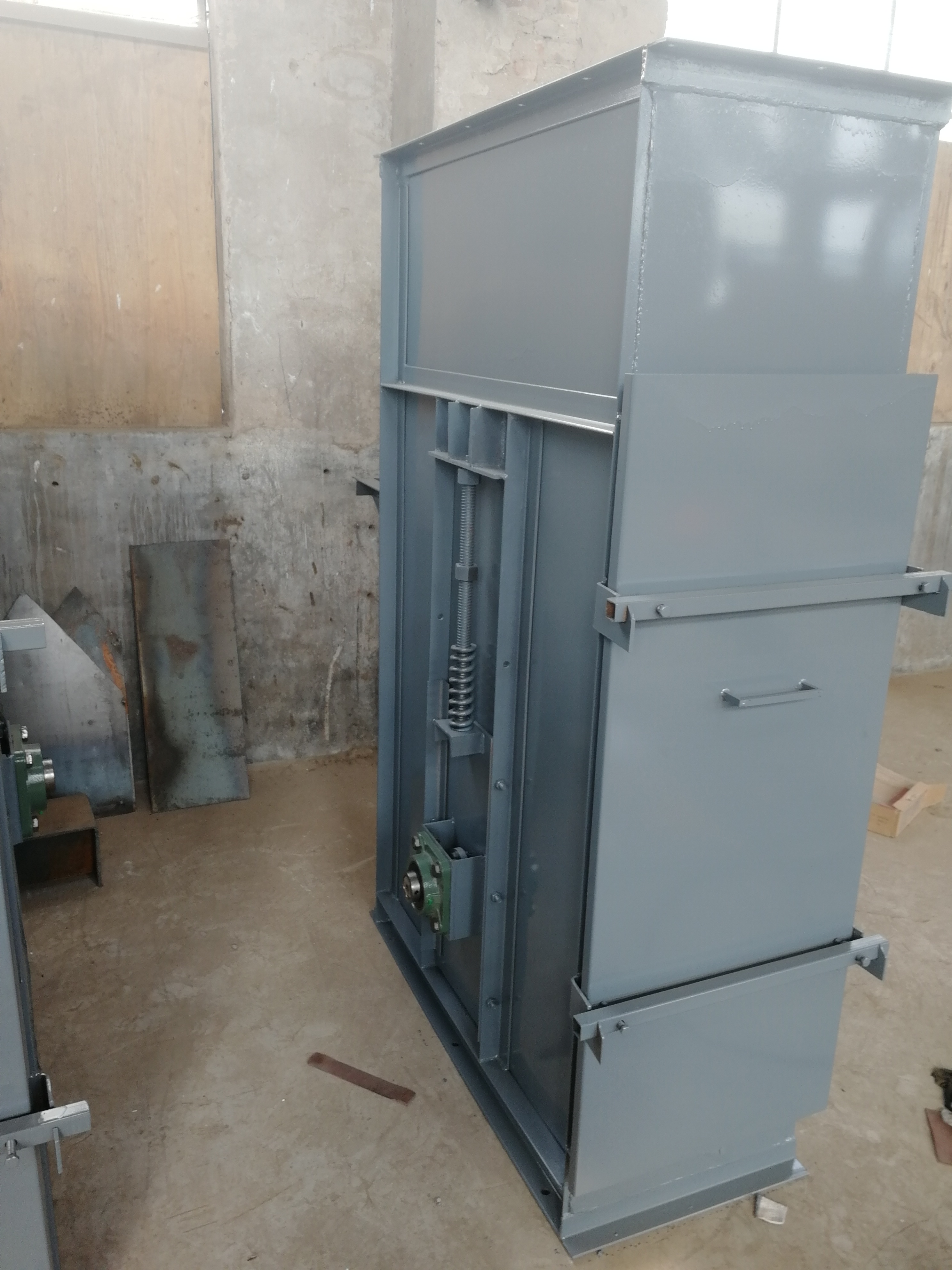 顆粒物料垂直振動提升機廠家詳細介紹(顆粒提升機)